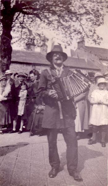 Silver Jubilee 1935 Musician.JPG - The Silver Jubillee Celebrations May 6th 1935 Bob Slater  The Italian Street Musician  - taken on 'The Concrete'